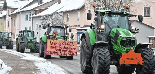 140 Landwirte und Spediteure haben an einer Protestaktion in Stephanskirchen und Rosenheim teilgenommen.