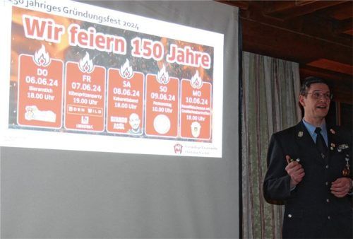 150 Jahre Feuerwehr Flintsbach mit Kabarettist Django Asül im Festprogramm: Für die Feierlichkeiten des Jubiläums präsentiert Kommandant Jörg Benkel erste Details. Die Festwoche läuft von 6. bis 10. Juni. Foto  Steffenhagen