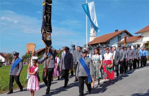 150 Jahre Krieger- und Soldatenkameradschaft: Bei den Feierlichkeiten waren nicht nur die 111 Mitglieder, sondern gefühlt das das ganze Dorf auf den Beinen. Auf dem Foto macht sich der Festverein mit seiner Fahne auf dem Rückweg zum Festzelt. Foto Bichler