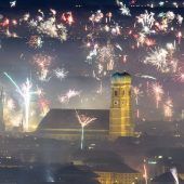 Feinstaubgrenze an Silvester eingehalten Auto in Flammen Prügelattacke im Park Betrunkener  auf Chaos-Fahrt