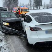Tesla-Fahrer verliert Kontrolle und prallt in VW