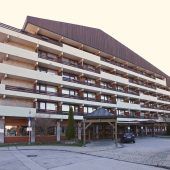 Frau greift Polizisten mit Küchenmesser an Mann auf Krücken läuft über Autobahn Marriott steigt bei Lenggrieser Hotel ein Haft für Anschlag auf Synagoge Pedale verwechselt: Mann fährt Frau um