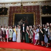 Das große Händeschütteln in fürstlichem Prunk