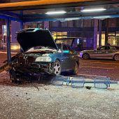 Fahrerflucht nach Haltestellen-Crash