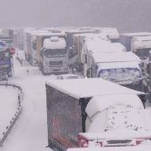 Lange Staus im Schneechaos