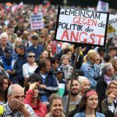 Rote Karte gegen Rechts