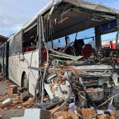 Bus kracht in Gebäude