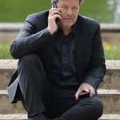 Herr Harbeck telefoniert mit Herrn Habeck