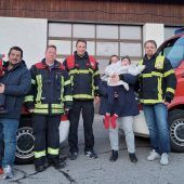 Feuerwehr versorgt Mädchen mit Sauerstoff