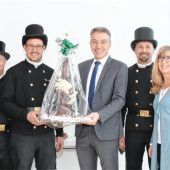 Landrat Otto Lederer empfängt Glücksbringer