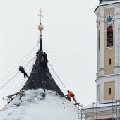 Kletterkünstler an der Westerndorfer Kirchenkuppel