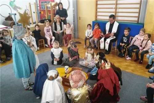  Kindergarten feiert Heilige Drei Könige 