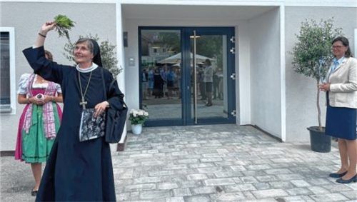 Äbtissin Schwester Johanna segnet die Mattisburg – im Hintergrund (verdeckt, links) Johanna Ruoff, Gründerin der epfk-Stiftung Schirmherrin Ilse Aigner, Präsidentin des bayerischen Landtags (rechts).