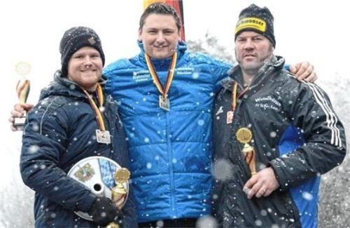 Alexander Anzinger, Michael Späth und Peter Rottmoser (von links) bilden das Podest der Herren bei der 72. deutschen Meisterschaft im Weitenwettbewerb.Foto Albert Kamhuber