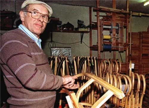Alois Wechselberger hat in den 1980er-Jahren mit dem Schlittenbau begonnen. Foto picture alliance/dpa Frm