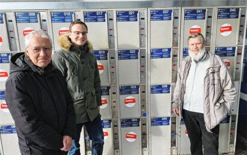 Am Ort des Problems: Stefan Artmann, der Security-Experte im Bahnhof Rosenheim, Marco Kunke, der stellvertretende Leiter des Bahnhofsmanagements, und OVB-Leser Ernest Krapfl. Foto Wildauer