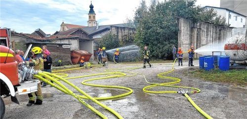 An der Großübung zum 50-jährigen Bestehen der Jugendfeuerwehr nahmen rund 90 Jugendliche aus der eigenen Feuerwehr sowie den benachbarten Wehren teil. Foto Kretschko