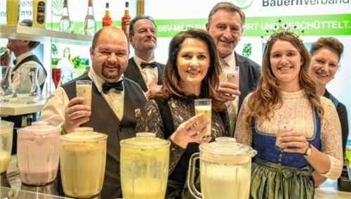 An der Milchbar des VMBs und BBVs: (von links) Sepp Andres, Wolfgang Scholz, Landwirtschaftsministerin Michaela Kaniber, BBV-Präsident Günther Felßner, Philomena Mögele und Landesbäuerin Christine Singer. Foto Regnet/StMELF