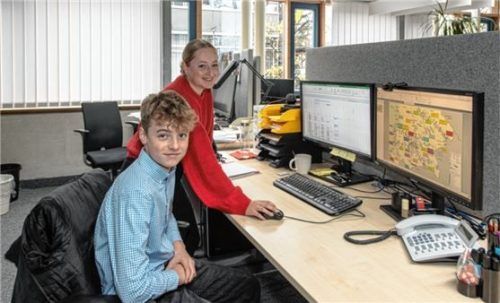 Anna Schmid, Auszubildende bei Duschl Ingenieure, erklärt Schüler Raphael Pütz die Rechnungsprüfung auf interessante Weise.