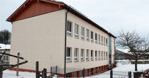 Ansicht der Wastl-Fanderl-Grundschule von Südwesten. An der Westseite ist der Bau der neuen Turnhalle vorgesehen. Der Bau soll nach der Fertigstellung des Kinderhauses Wildenwart in Angriff genommen werden. Foto Rehberg