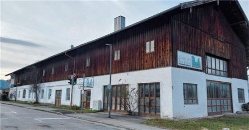 Auch die Parkplatzsituation am Auerhof wurde von den Räten diskutiert. Die Gemeinde möchte allerdings Optik und Ausführung des Projekts vorgeben und beschließt ein Bebauungsplanverfahren. Foto Riedl