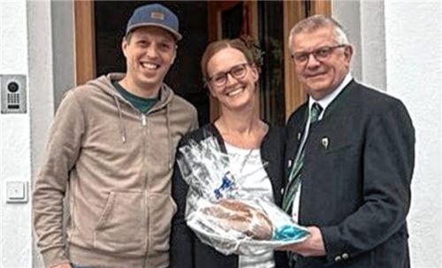 Auch Familie Seiser aus Schwabering erhielt von Bürgermeister Bernhard Summerer ein Einzugsgeschenk.Fotos  Böck
