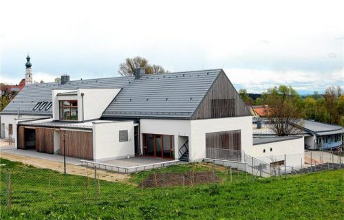 Auf dem Areal des neuen Kindergartens und der Schule (im Hintergrund) soll ein Hort entstehen. Fotos Franz Maier