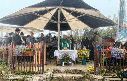 Auf der Steinling-Alm wurde trotz des schlechten Wetters die Kampenwandmesse gefeiert. Ausrichter waren dieses Mal die Gemeinden Breitbrunn und Gstadt.