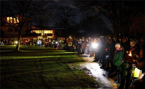 Auf der Wiese am Kaisergarten hat die Bürgerinitiative „Rott rot(t)iert“ ihre erste Demo, eine Lichterkette, durchgeführt. Hier ist jetzt die Kundgebung der AfD geplant, gegen die am Samstag diverse Gruppen protestieren. Foto Klemmer
