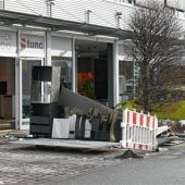 Fahrzeug kracht in Küchengeschäft