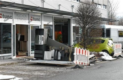 Aufräumarbeiten: Zerstörtes Mobiliar muss raus. Foto Schlecker