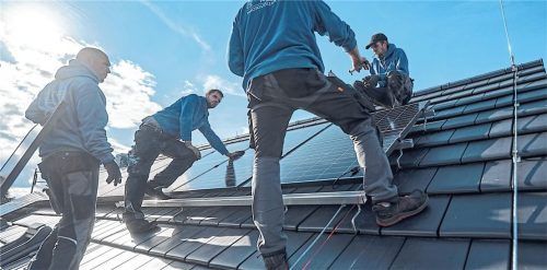 Aufs Dach gestiegen: Bei der Planung und Installation kommt es auch auf die Fläche an. Foto Marijan Murat/dpa