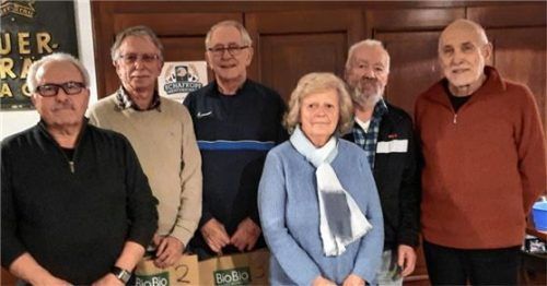 Bei den Herren folgten auf den Erstplatzierten (von links) Wolfgang Berndt Franz Bernert und Peter Zach. Erika Grundmann siegte bei den Damen. Die Veranstalter waren Sepp Warmedinger und Dr. Berthold Suldinger. Foto sedlbauer