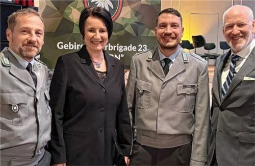 Bei der Begrüßung freuen sich Kompaniefeldwebel Oberstabsfeldwebel Klaus Fischer (links) und der Kompaniechef der dritten Kompanie des Gebirgsjägerbataillons 231, Major Marcel Zens (Dritter von links), über das Kommen ihrer Gäste aus der Patengemeinde Aschau, Gemeinderätin Christine Parigger und dem stellvertretenden Bürgermeister Michael Andrelang.Foto rehberg