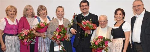Bei der Feierstunde in der Pfarrei St. Martin Flintsbach (von links): Pfarrgemeinderätin Elisabeth Weiß, Barbara Weidenthaler, Anita Sammet, Maria Purainer, Bernhard Obermair, Hanni Karrer, Irmi Schmid sowie Dekan Thomas Jablowsky.Foto JOHANN WEISS