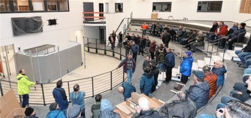 Bei der Gebietsversammlung des Rinderzuchtverbandes Traunstein konnten die Mitglieder auch die neue Tierzuchthalle besichtigen. Vor fünf Jahren brach das Dach der Stallung der alten Halle ein.Foto peter