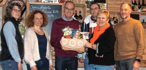 Bei der symbolischen Übergabe der Spende: (von links) Manuela Buchmeier (Abteilungsleiterin Badminton), Katrin Reuter (Übungsleiterin Leichtathletik), Andreas Bobbert (Leiter der Tafel Kolbermoor), Sabine Balletshofer (Vorstandssprecherin des SV-DJK), Kay Altmann und Michael Taylor (Abteilungsleitung Ski). Foto  Riediger