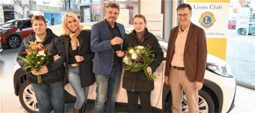 Bei der Übergabe des Toyota AYGO (von links):  Rosemarie Krüger, Brigitte Haslbeck-Mayr, Manfred Putz, Gewinnerin Sarah Krüger und LIONS-Präsident Jürgen Wallner. Foto  bild neu