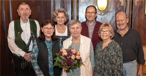 Bei der Versammlung ehrten (von links) der Vorsitzende Reiner Maras sowie Schriftführerin Anni Eisner und Chorleiterin Heide Hauser, die Sänger Isolde Ranziger und Werner Hopp, zusammen mit Schatzmeisterin Maria Elisabeth Martin und dem stellvertretenden Vorsitzenden Robert Klapper. Foto re
