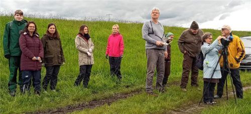 Bei einer Einsatzübung erfahren die Helfer alles, was für die Rehkitzrettung wichtig ist.Foto re