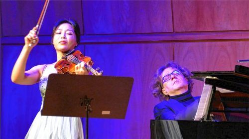 Beide Solisten vereint in leidenschaftlichem Aufschwung: Soyoung Yoon und Marcin Sikorski.Foto  JANKA