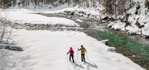 Beim Schneeschuhwandern führen viele Strecken vorbei am Wildfluss Lech.