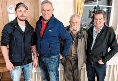 Bereits für das Finale qualifiziert: (von links) Peter Pscheid, Manfred Runge und Peter Ankirchner zusammen mit Spielleiter Hans Winkler. Foto Hötzelsperger