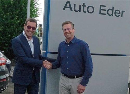 Besuch in Kolbermoor: Jack Gierhart (rechts) mit Auto-Eder-Geschäftsführer Willi Bonke.Foto re