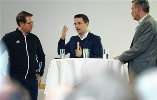 BFV-Präsident Christoph Kern (Mitte), BFV-Kreisvorsitzender Michael Baumann (links) und BFV-Bezirksvorsitzender Robert Schraudner im Gespräch.Foto Fabian Frühwirth/BFV