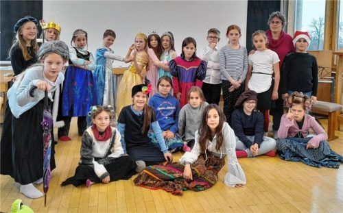 Bis zur Aufführung im April ist es noch eine Weile hin, die Schüler der FitZ-Theatergruppe an der Aisinger Grundschule sind aber schon jetzt fleißig am Üben.Foto re