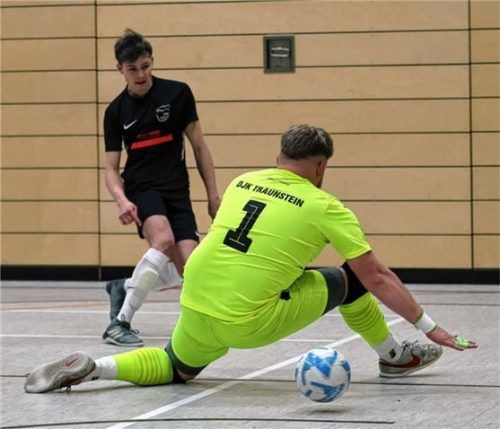 Breitbrunns Manuel Gottfried überwindet hier Traunsteins Keeper per Hosenträgerschuss zur Führung. Foto Christian Roth