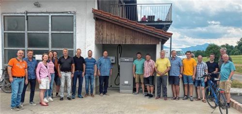 Bürgermeister Bernhard Hainz (sechster von links) und Breitbrunns Bürgermeister Anton Baumgartner (rechts daneben) sowie zahlreiche Mitglieder des Gemeinderats bei der Besichtigung der gemeinsamen Tankstelle.