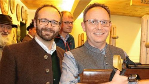 Bürgermeister Daniel Mair eröffnete das Dorfkönigsschießen, assistiert vom Schützenmeister der Frasdorfer Thomasschützen, Rupert Marinus Wörndl (links). Foto Rehberg