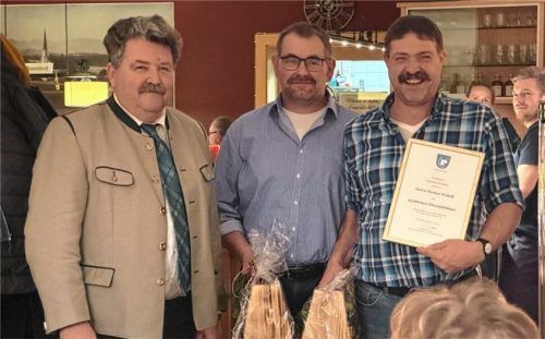Bürgermeister Josef Reithmeier (links) verabschiedet Sebastian Emmerer (Mitte) und ehrt Markus Weindl (rechts) für 25 Dienstjahre. Foto Künzner-hingerl